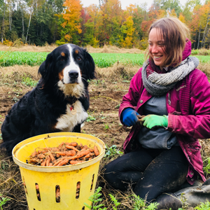 Laurie fermiere de famille avec chien et carottes
